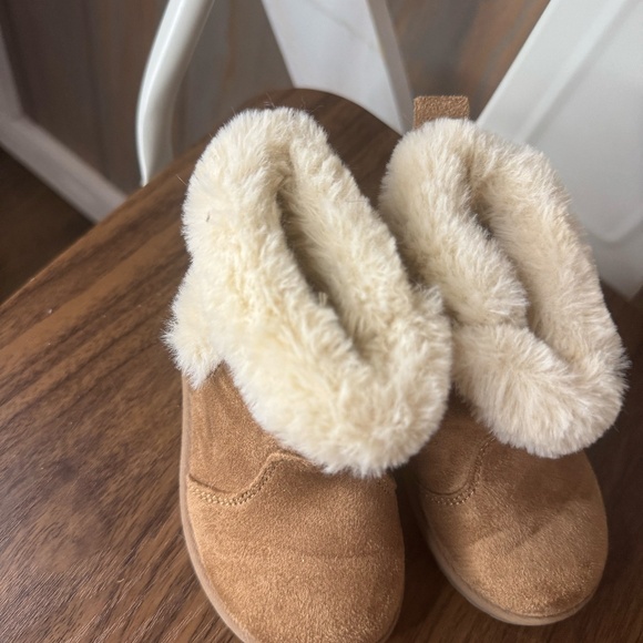 Brown Fuzzy boots size 5 c - Picture 3 of 4